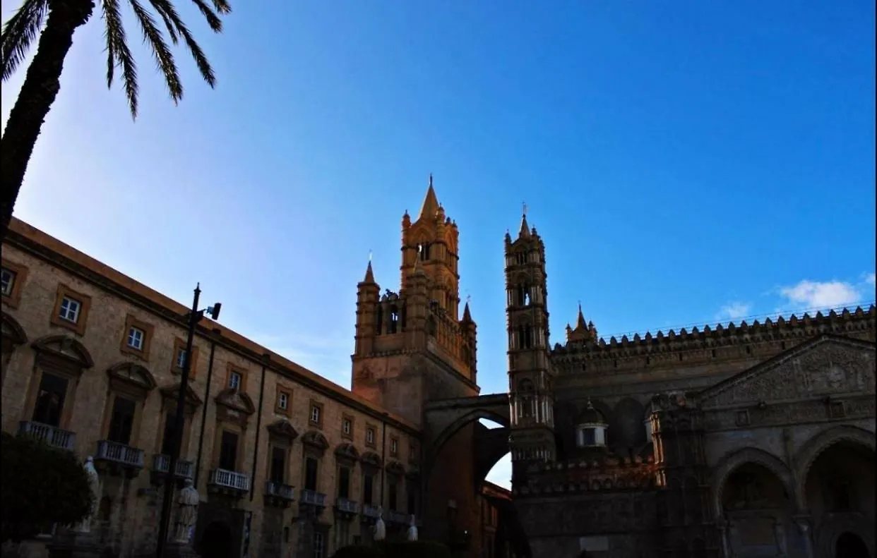 Dietro La Cattedrale Palermo 0*,